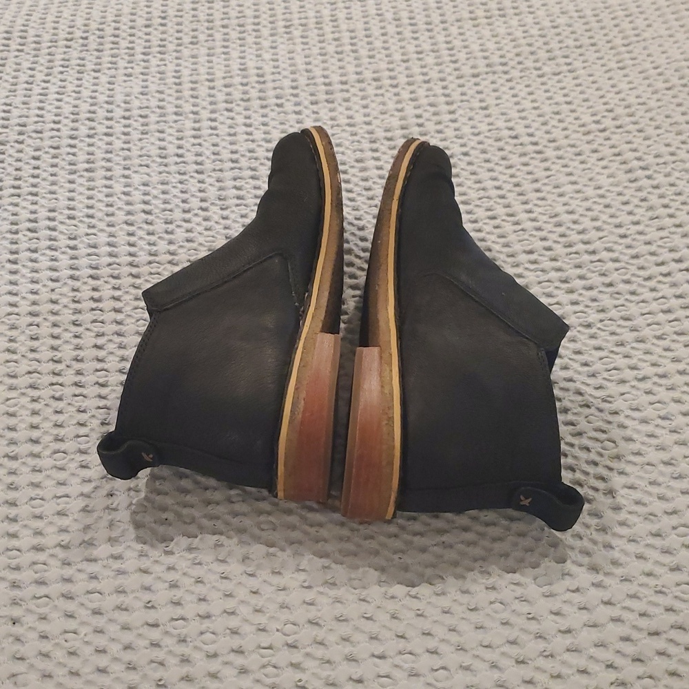 UGG Black Ankle Booties with Cozy Lining and Durable Sole (23) - Picture 3 of 6